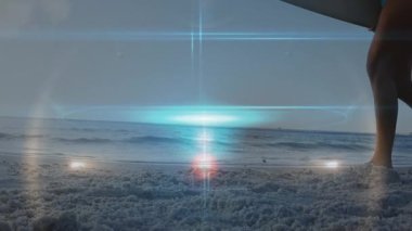 Sahilde sörf tahtası olan bir kadının alt kısmında parıldayan merceğin canlandırılması. Dijital bileşim, çoklu pozlama, tatil, parlaklık, spor. Doğa ve keyif kavramı.