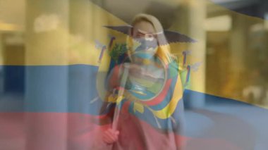 Ekvador bayrağının şehir caddesinde yüz maskesi takan beyaz bir kadının üzerinde dalgalanması. covid 19 salgın konsepti boyunca dijital olarak üretilen küresel sağlık önlemleri.