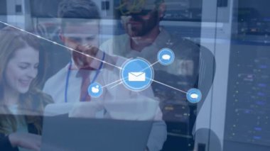 Ofiste video kulaklık takan beyaz bir adamın dijital simge ağının animasyonu. Küresel ağ ve iş teknolojisi kavramı