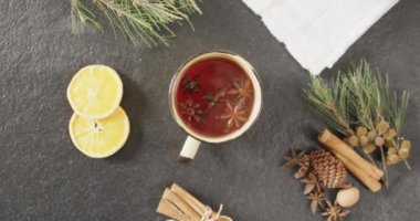 Gri arka planda tarçınlı ve limonlu sıcak çay videosu. Noel, gelenek ve kutlama konsepti.