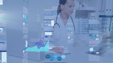 Kafkas kadın doktor üzerinde veri işleme animasyonu. Küresel tıp, bilim ve dijital arayüz kavramı dijital olarak üretilen video.