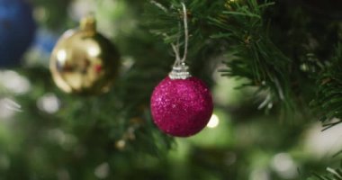 Yeşil Noel ağacındaki noel balolarına ve dekorasyonlara yaklaşıyoruz. Noel, gelenek ve kutlama konsepti.