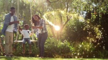 Parktaki mutlu beyaz çiftin üzerine düşen sonbahar yapraklarının animasyonu. Spor fitness ve aktif yaşam tarzı konsepti dijital olarak oluşturuldu.