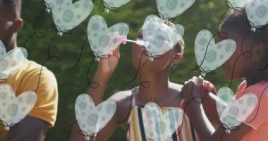 Mutlu Afro-Amerikan ailesinin bahçesinde sabun köpüğü yapan kalp balonları. aile, ev hayatı, sevgi ve bakım konsepti dijital olarak oluşturulmuş video.
