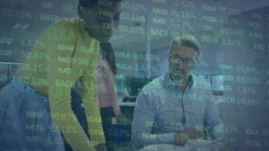 Yüz maskeli cerrahlar ve telefon noktalarında çalışan insanlar üzerinde veri işleme animasyonu. Küresel işletme finans bağlantıları ve dijital arayüz konsepti dijital olarak oluşturulmuş video.