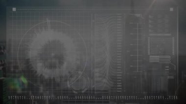 Futbolcunun havayı tekmeleyen alt kısmındaki bilgi arayüzü animasyonu. Dijital bileşik, çoklu pozlama, veritabanı, teknoloji, spor, atlet ve yarışma konsepti.