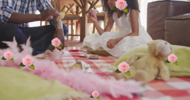 Afrika kökenli Amerikalı baba ve kızının oturma odasında oynadığı animasyon. Aile hayatı, aşk ve bakım konsepti dijital olarak oluşturulmuş video.