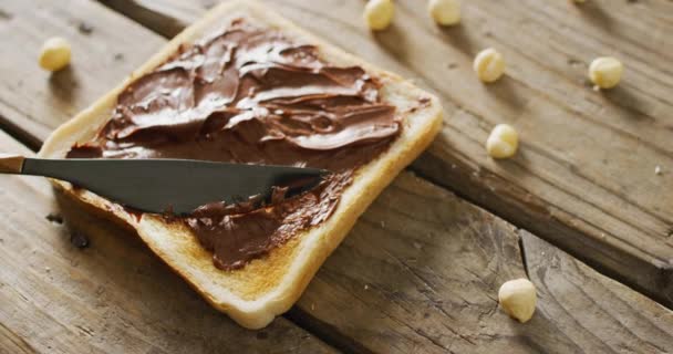 Vídeo Perto Torrada Com Creme Chocolate Fundo Madeira Conceito Espaço — Vídeo de Stock