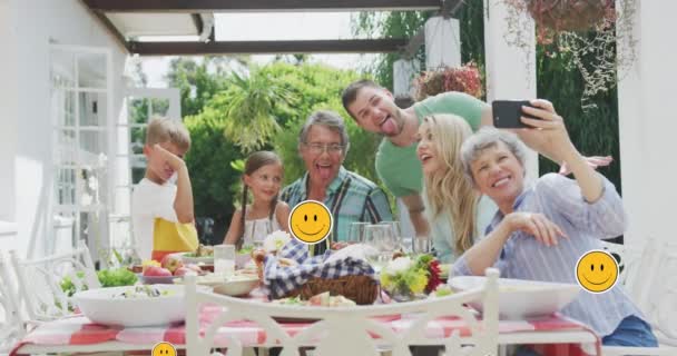 Animation Smiley Ansikten Över Glada Kaukasiska Familjen Tar Selfie Trädgården — Stockvideo
