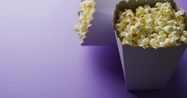 Video Van Close Van Popcorn Blauwe Achtergrond Voedsel Feest Kopieerruimte — Stockvideo