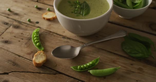 Vidéo Soupe Aux Pois Verts Des Ingrédients Sur Une Surface — Video