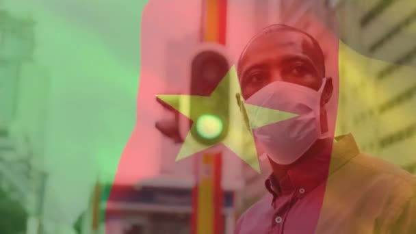 Animace Vlajky Kamerunu Vlnící Nad Afroameričanem Masce Ulici Globální Zdravotní — Stock video