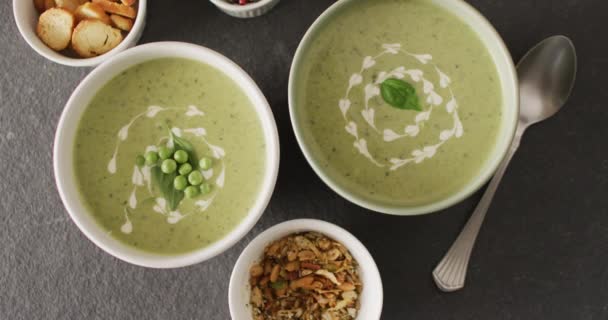 Gri Yüzeyde Duran Yeşil Bezelye Çorbası Malzemelerinin Videosu Amerikan Mutfağı — Stok video