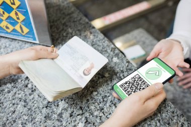 Havaalanında elinde belgeler ve 19 aşılı akıllı telefon olan bir kadın var. küresel covid 19 salgın konsepti dijital olarak oluşturulmuş video.