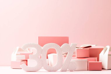 Beyaz zemin üzerinde% 30 'luk metin ve kutu bileşimi. Perakende, alışveriş ve Kara Cuma konsepti.