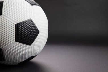 Siyah zemin üzerinde fotokopi alanı olan futbol kompozisyonu. Spor, hareket, eğitim ve aktif yaşam tarzı kavramı.