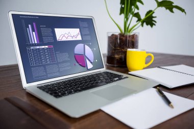 Bilgisayarda istatistiksel veriler var. iş iletişimi ve dijital arayüz teknolojisi dijital kompozit görüntü.