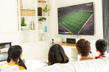 Çeşitli çocuklar televizyonda futbol maçı izliyorlar. Küresel spor kavramı, dijital kompozit görüntü.