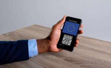 Chek in 'de elinde doküman ve 19 aşılı akıllı telefon tutan bir adam var. küresel covid 19 salgın konsepti dijital olarak oluşturulmuş video.