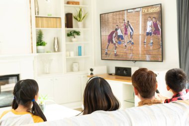 Evde oturup televizyonda basketbol maçı izleyen aile görüntüsü. spor, rekabet, eğlence ve teknoloji konsepti dijital kompozit görüntü.