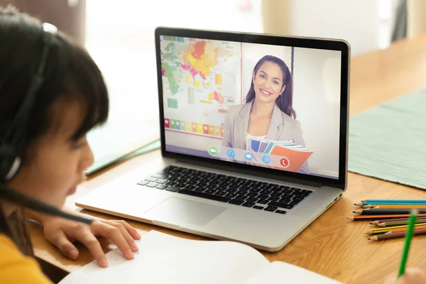 Asiatisk Flicka Använder Laptop För Videosamtal Med Leende Kvinnlig Lärare — Stockfoto