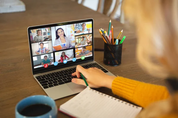 白人妇女使用笔记本电脑进行视频通话 银幕上有各种各样的高中学生 通信技术和在线教育 数字合成图像 — 图库照片