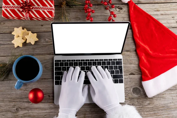 클로스가 노트북을 사용하여 공간을 사용하는 크리스마스 그리고 축하의 — 스톡 사진