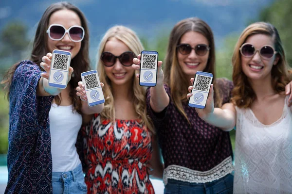 Hermosas Mujeres Sonriendo Mostrando Sus Teléfonos Móviles — Foto de Stock