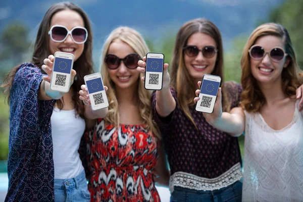 Mulheres Bonitas Sorrindo Mostrando Seus Telefones Celulares — Fotografia de Stock