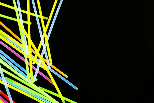 Afbeelding Van Levendige Stapel Neon Gloeistaven Verspreid Zwarte Achtergrond Met — Stockfoto