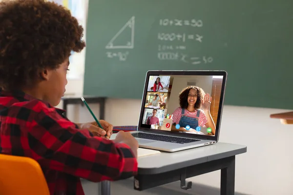 Egy Afro Amerikai Fiú Laptopot Használ Videohívásra Különböző Középiskolás Diákokkal — Stock Fotó