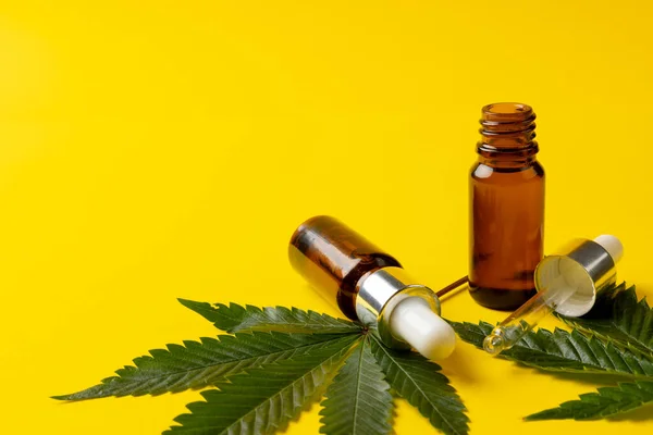 Bild Einer Flasche Cbd Und Marihuana Blättern Auf Gelber Oberfläche — Stockfoto