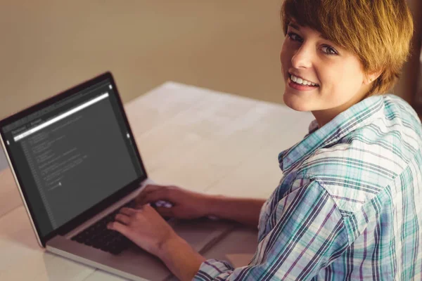 Mujer Negocios Sonriente Usando Computadora Portátil Escritorio Oficina — Foto de Stock