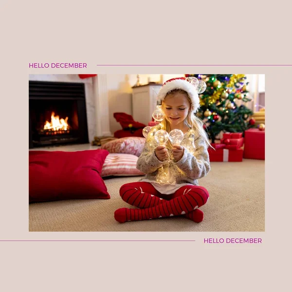 Σύνθεση Του Hello December Κείμενο Πάνω Από Καυκάσιος Κορίτσι Χριστούγεννα — Φωτογραφία Αρχείου