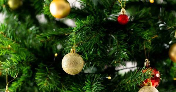 Imagem Perto Árvore Natal Com Decoração Bugigangas Vermelhas Douradas Natal — Fotografia de Stock