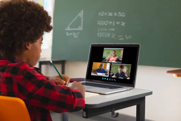 Afroamerykanin Korzystający Laptopa Rozmów Wideo Różnymi Uczniami Szkoły Podstawowej Ekranie — Zdjęcie stockowe