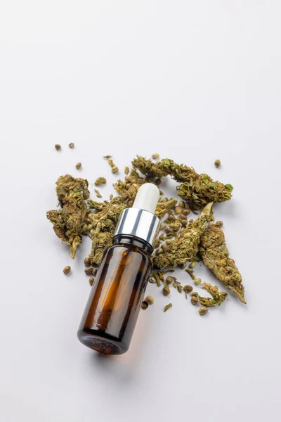 Vertikales Bild Einer Flasche Mit Cbd Und Getrockneten Marihuana Blättern — Stockfoto