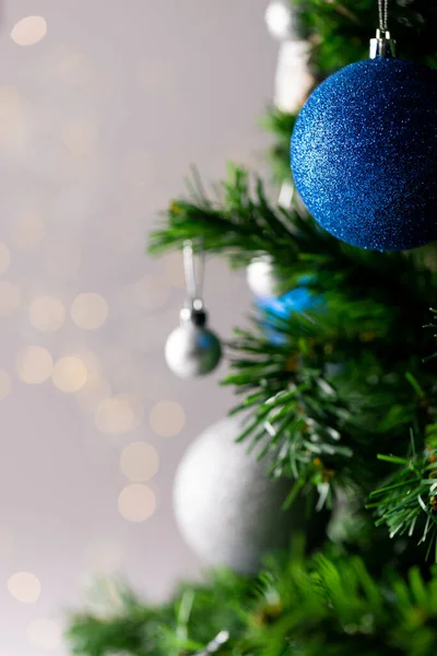 Afbeelding Van Kerstboom Met Kerstballen Decoratie Kopieer Ruimte Grijze Achtergrond — Stockfoto