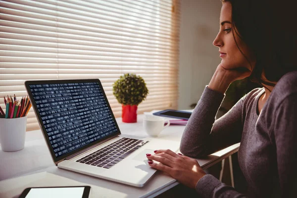 白种人女程序员坐在办公桌前 使用屏幕上有编码的笔记本电脑 编程和计算机技术数字合成图像 — 图库照片