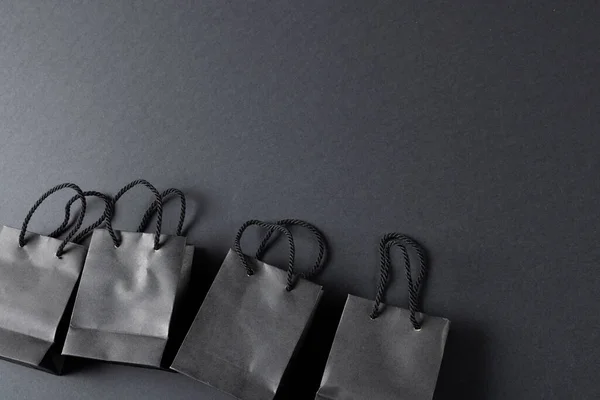 グレーの背景にグレーの紙のショッピングバッグの組成 ショッピング 黒の金曜日のコンセプト — ストック写真