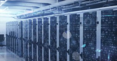 Sunucu odasında veri işleme animasyonu. küresel iş ve dijital arayüz kavramı dijital olarak oluşturulmuş video.