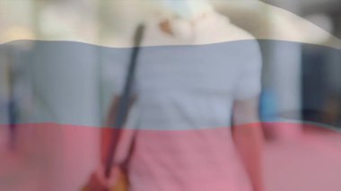 Şehir caddesinde yüz maskesi takan latin adamın üzerinde dalgalanan Rus bayrağının animasyonu. covid 19 salgın konsepti boyunca dijital olarak üretilen küresel sağlık önlemleri.