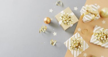 Yılbaşı süsleri ve gri arka planda fotokopi alanı olan Noel hediyelerinin videosu. Noel, gelenek ve kutlama konsepti.