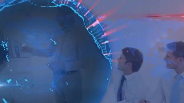 Telefon kulaklığı takan iş adamlarının üzerinde küre ve veri işleme animasyonu. Küresel iş bağlantıları veri işleme ve teknoloji konsepti dijital olarak oluşturulmuş video.