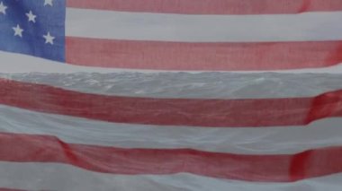 ABD bayrağı üzerinde deniz animasyonu. Küresel iş, vatanseverlik ve dijital arayüz kavramı dijital olarak üretilen video.