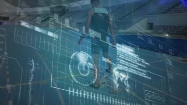 Spor sahasındaki başlangıç pozisyonunda erkek atlet üzerinden veri işleme arayüzünün canlandırılması. Spor teknolojisi kavramı