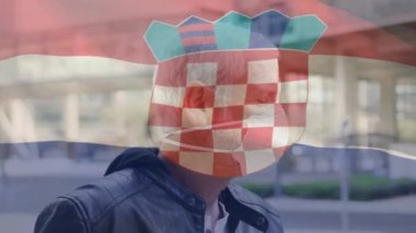 Şehir caddesinde yüzü maskeli beyaz bir adamın üzerinde sallanan Hırvat bayrağının animasyonu. covid 19 salgın konsepti boyunca dijital olarak üretilen küresel sağlık önlemleri.