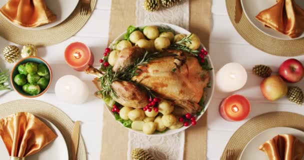 Video Bandeja Con Pavo Asado Velas Platos Mesa Decorada Para — Vídeo de stock