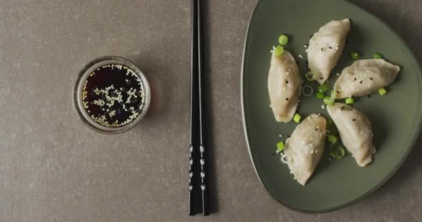 Composición Plato Con Dumplings Gyoza Salsa Soja Con Palillos Sobre — Vídeos de Stock