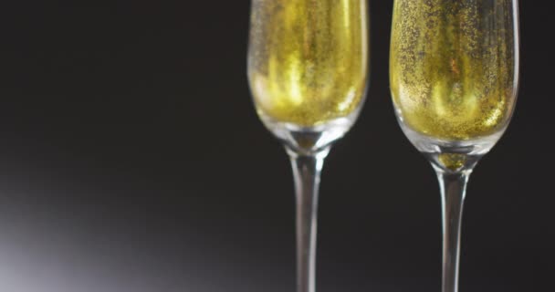 Video Två Fulla Champagne Flöjt Glasögon Svart Bakgrund Med Kopieringsutrymme — Stockvideo